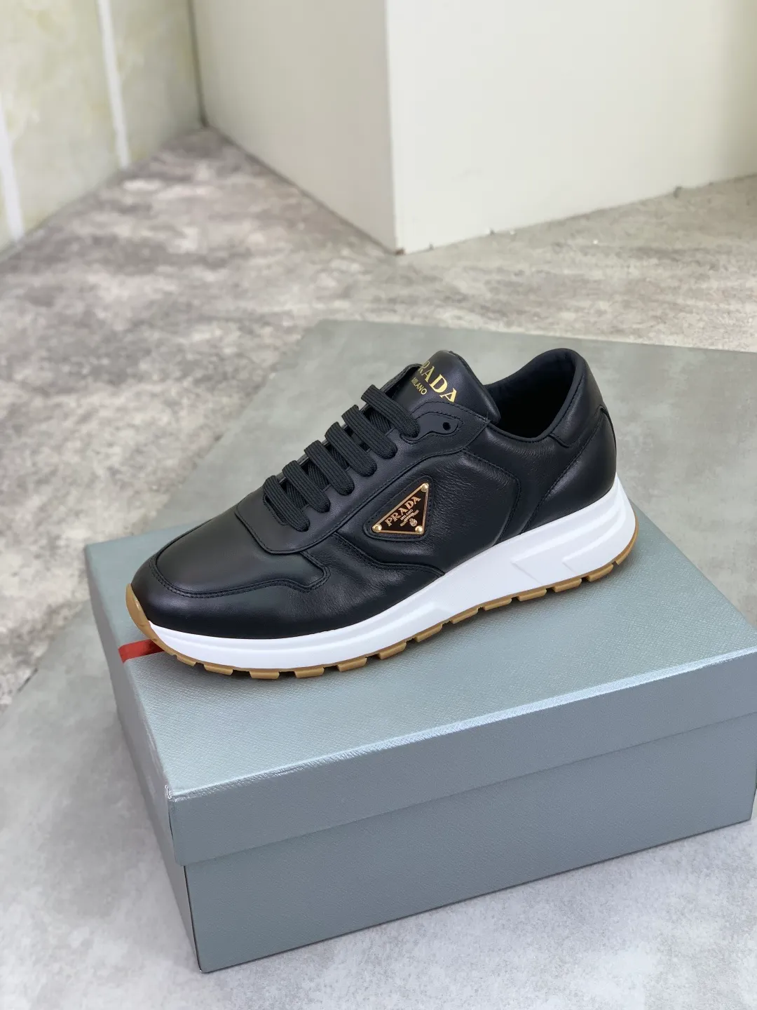 Men's shoes 💰P540 new (higher version) new PRADA (Prada) classic models are on the market at the same time, new men's shoes, 😘fabrics are selected from original imported calfskin. First layer of imported cowhide lining. The original version is awesome! 👍🏿Original open-molded non-slip PU outsole, with exquisite lines, simple and elegant, super comfortable and classy on foot, suitable for leisure travel. Code number: 38-45 (46 customized) 4️⃣ colors available